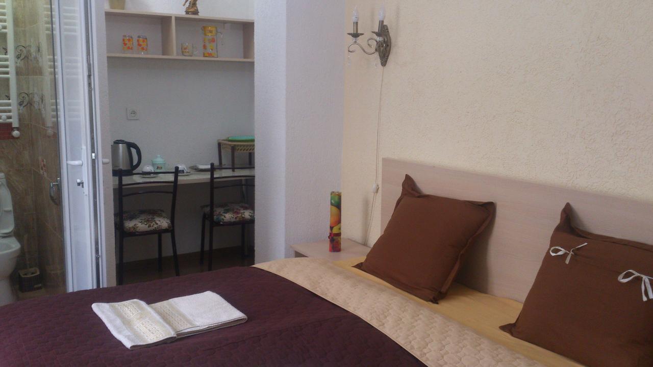 Guest House Madonna Tbilisi Exterior photo
